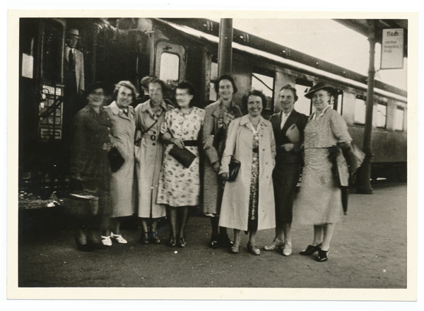 Tilsit, Bahnhof, Frauen aus Köln zu Besuch in Tilsit