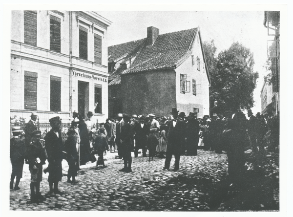 Tilsit, Wasserstr. Ecke Goldschmiedestr., Volksbank (Vorschuß-Verein), Ansturm der Sparer am 13. August 1901