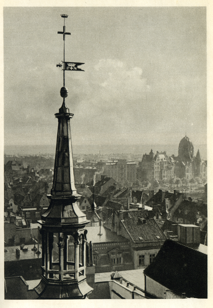 Königsberg, Turm des altstädtischen Rathauses (Vordergrund), Synagoge (Hintergrund)