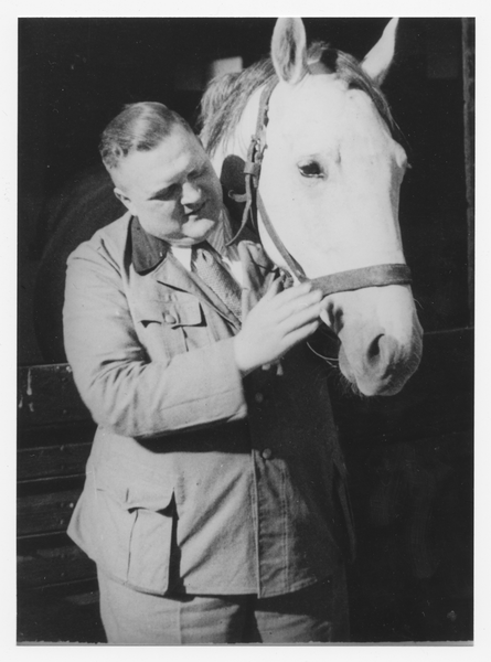 Lehmbruch, Gutshof, Gutsbesitzer Ernst Stadie mit Pferd