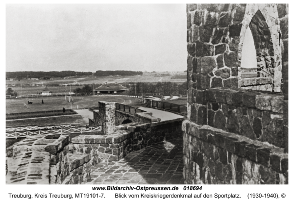 Treuburg, Blick vom Kreiskriegerdenkmal auf den Sportplatz