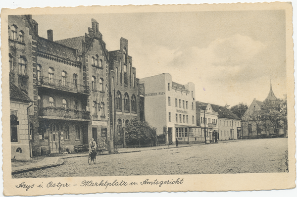 Arys, Marktplatz mit Amtsgericht und dem Hotel Deutsches Haus