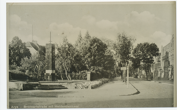 Arys, Bronsartstraße und Heldendenkmal