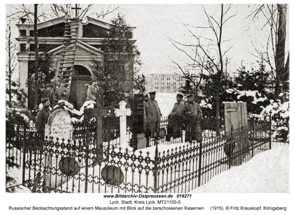 Lyck, Russischer Beobachtungsstand auf einem Mausoleum mit Blick auf die zerschossenen Kasernen