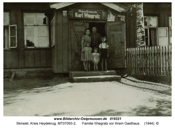 Skirwiet, Familie Wiegratz vor ihrem Gasthaus