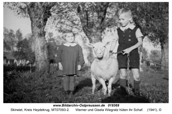 Skirwiet, Werner und Gisela Wiegratz hüten ihr Schaf