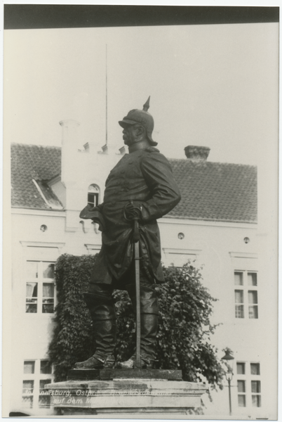 Johannisburg, Bismarck- Denkmal auf dem Marktplatz