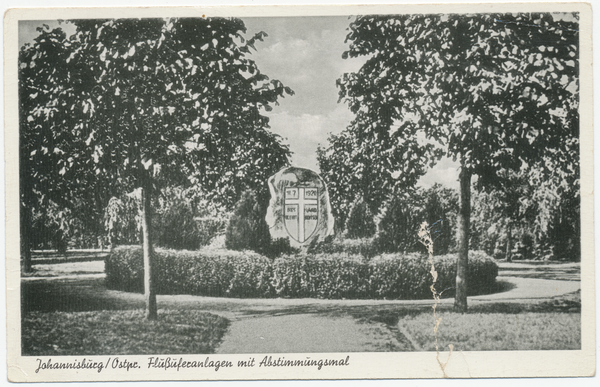 Johannisburg, Flussuferanlagen mit Abstimmungsdenkmal