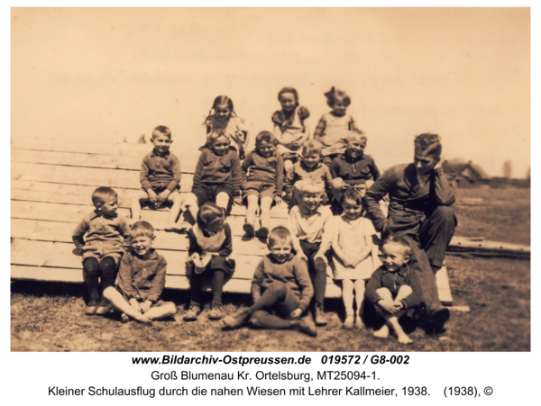 Groß Blumenau Kr. Ortelsburg, Kleiner Schulausflug durch die nahen Wiesen mit Lehrer Kallmeier, 1938