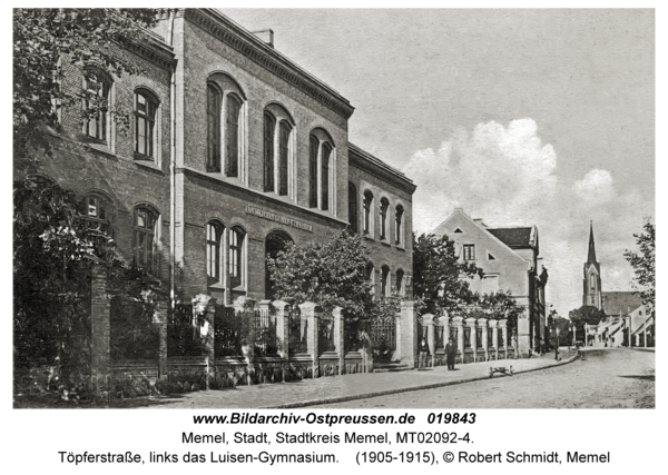 Memel, Töpferstraße, links das Luisen-Gymnasium