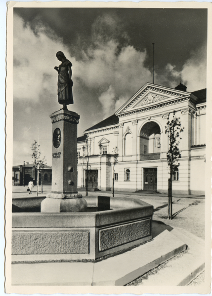 Memel, Neuer Markt, Simon-Dach-Brunnen mit Ännchen von Tharau vor dem Stadttheater