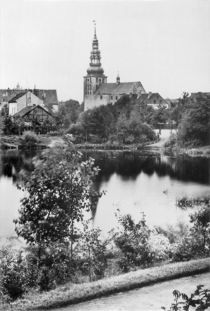 Tilsit, Blick vom Südufer des Schloßmühlenteiches auf die Deutsche Kirche