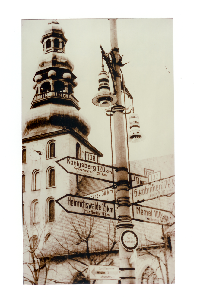 Tilsit, Turm der Deutschen Kirche und Wegweiser auf dem Fletcherplatz