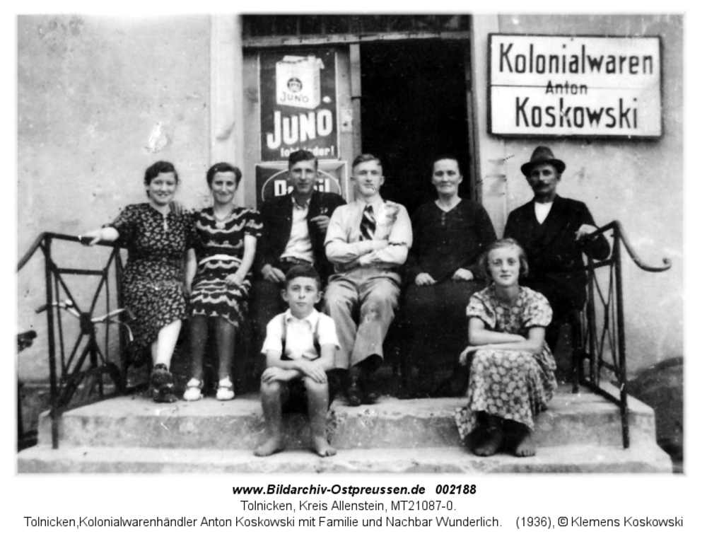 Tolnicken, Kolonialwarenhändler Anton Koskowski mit Familie und Nachbar Wunderlich