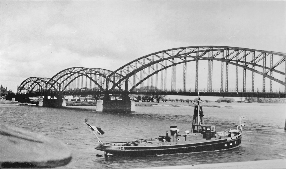 Tilsit, Luisen-Brücke mit Schlepper "Helmut"