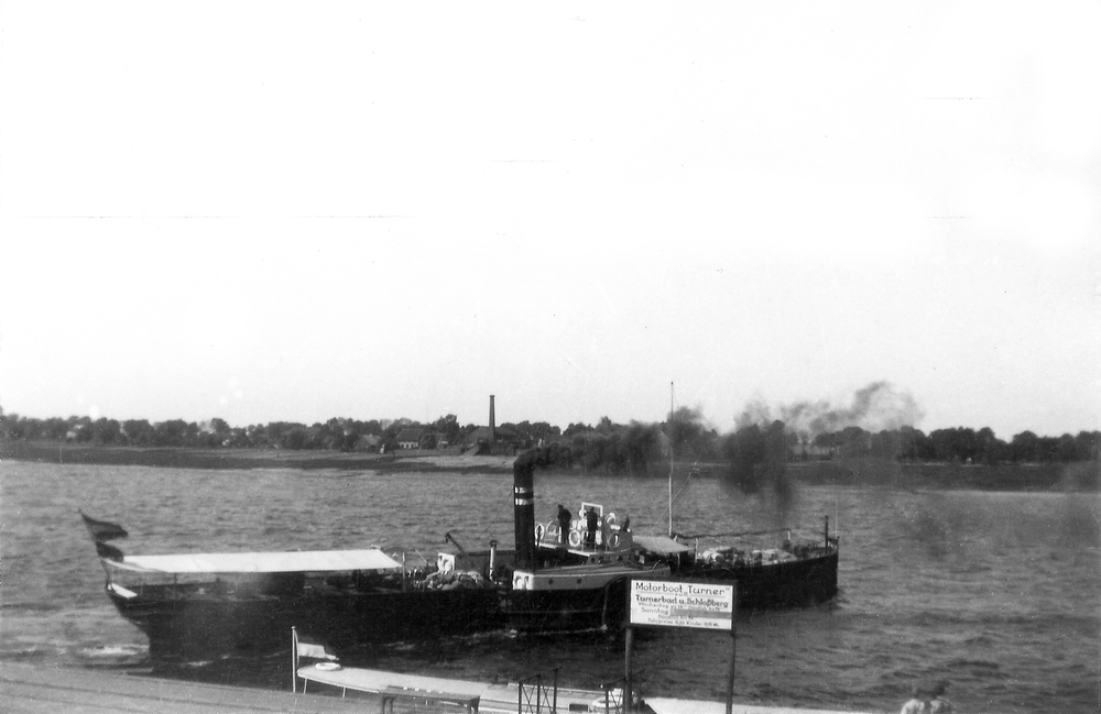 Tilsit, Dampfer "Rapid" an der Anlegestelle des Motorschiffs "Turner"