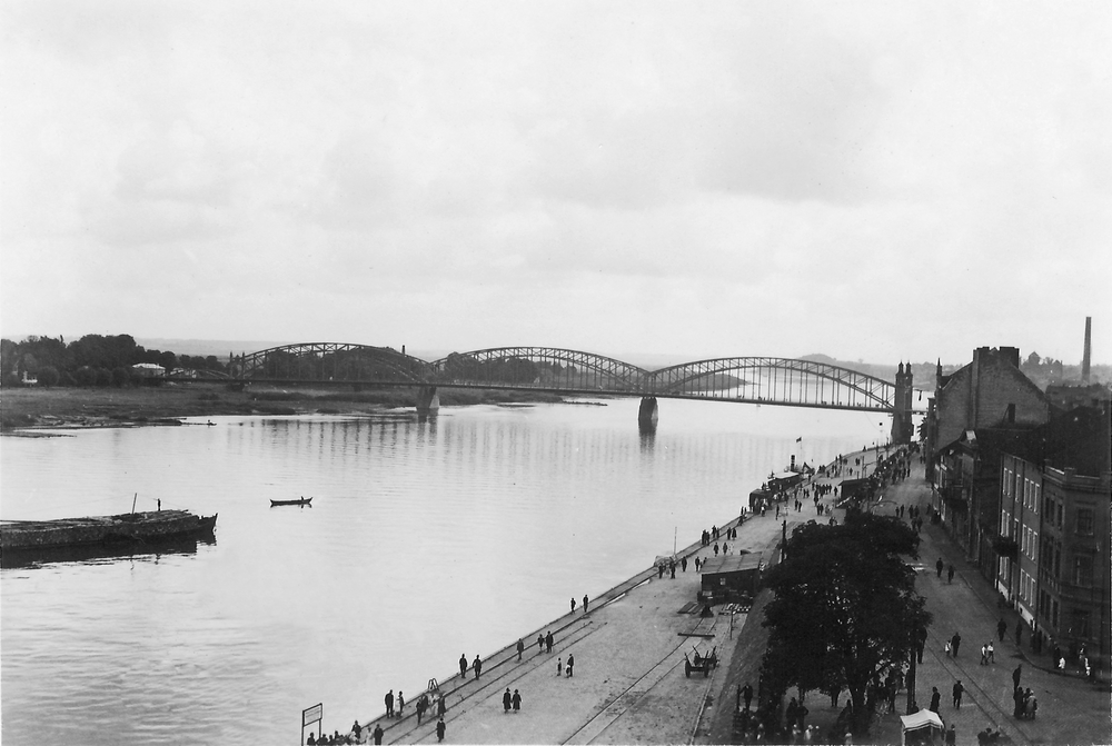 Tilsit, Blick vom Hafenspeicher auf die Luisen-Brücke und die Memelstr.