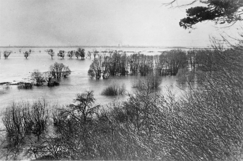 Baubeln Kr. Tilsit-Ragnit, Blick vom Baubelner Park über die überschwemmten Memelwiesen auf Tilsit