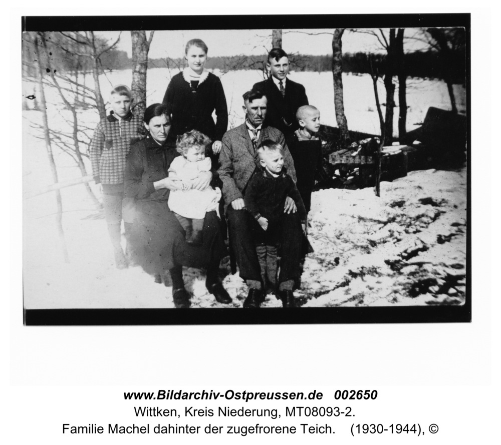 Wittken, Familie Machel dahinter der zugefrorene Teich