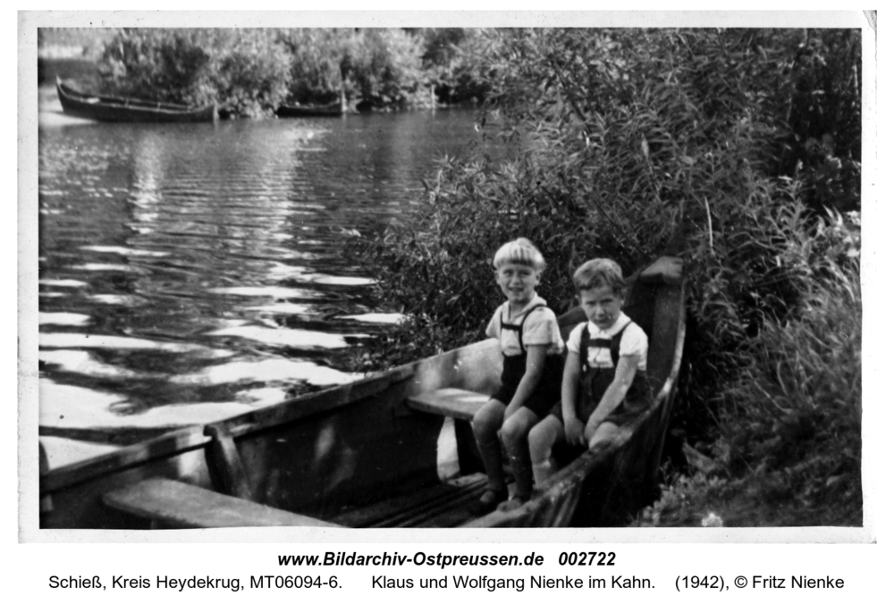 Schieß, Klaus und Wolfgang Nienke im Kahn