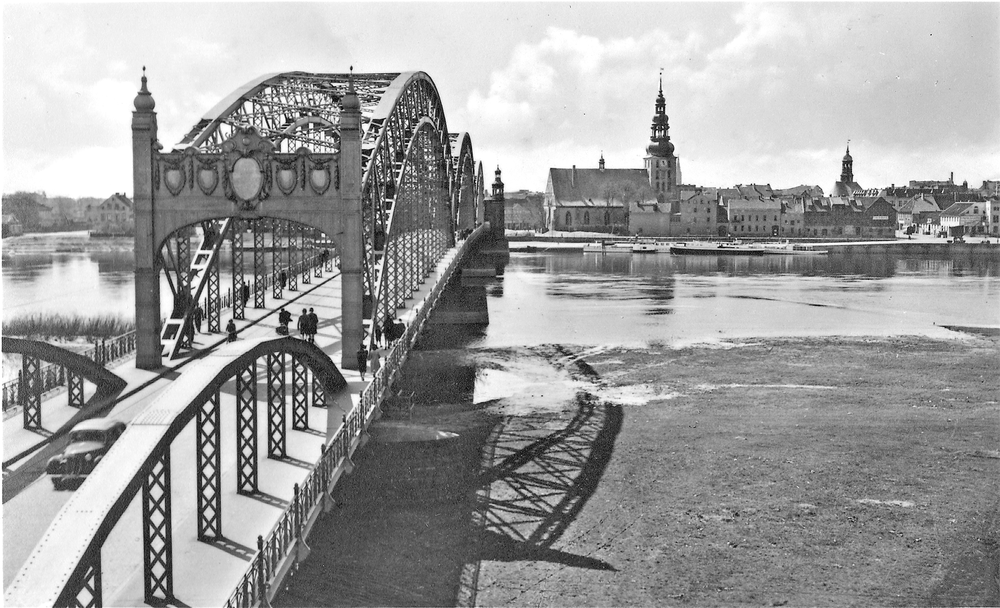 Tilsit, Luisen-Brücke, Nordportal und Stadtansicht
