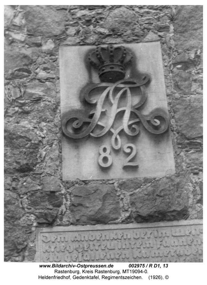 Rastenburg, Heldenfriedhof, Gedenktafel, Regimentszeichen