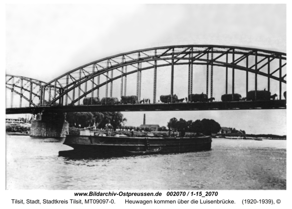 Tilsit, Heuwagen kommen über die Luisenbrücke