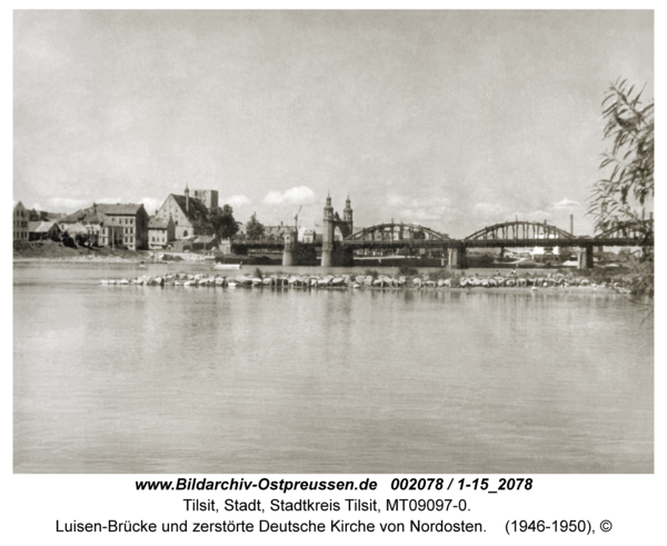 Tilsit, Luisen-Brücke und zerstörte Deutsche Kirche von Nordosten