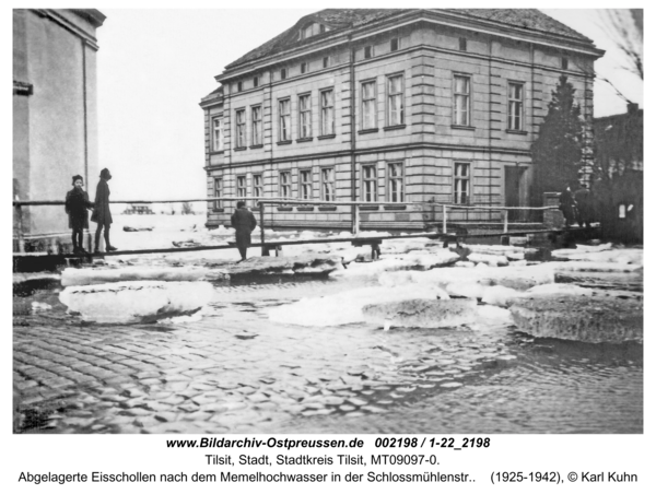 Tilsit, Abgelagerte Eisschollen nach dem Memelhochwasser in der Schlossmühlenstr.