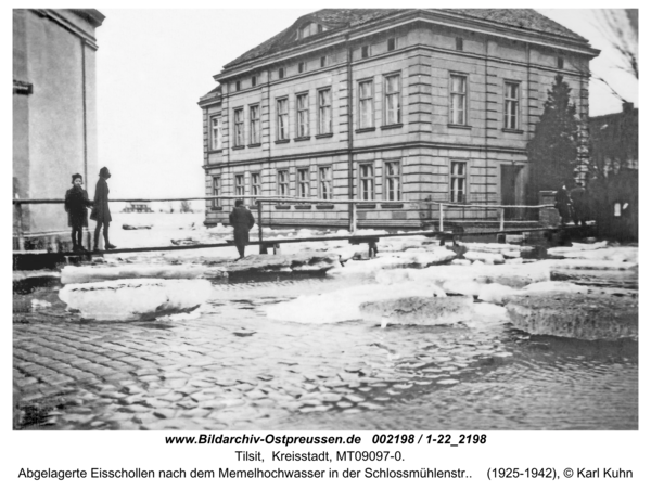 Tilsit, Abgelagerte Eisschollen nach dem Memelhochwasser in der Schlossmühlenstr.