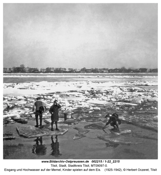 Tilsit, Eisgang und Hochwasser auf der Memel, Kinder spielen auf dem Eis