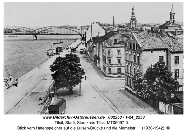 Tilsit, Blick vom Hafenspeicher auf die Luisen-Brücke und die Memelstr.