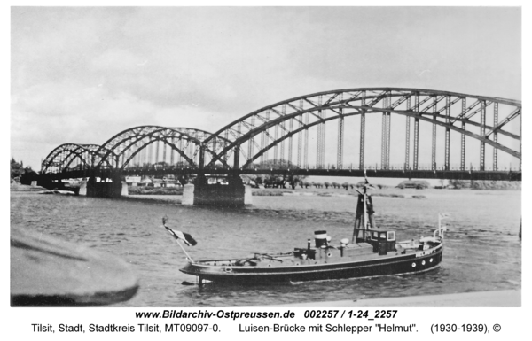 Tilsit, Luisen-Brücke mit Schlepper "Helmut"