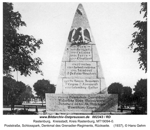 Rastenburg, Poststraße, Schlosspark, Denkmal des Grenadier-Regiments, Rückseite