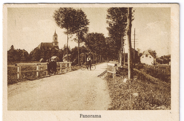 Herdenau. Dorfansicht mit Kirche
