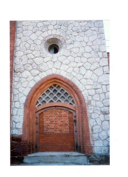 Tilsit, Das freigelegte Portal der Neuen Kirche