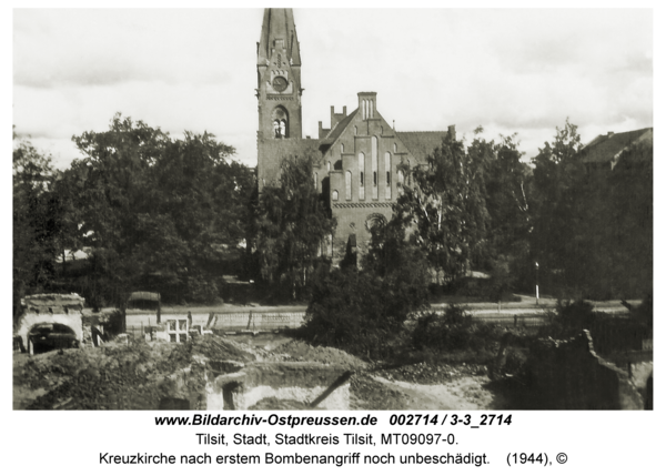 Tilsit, Kreuzkirche nach erstem Bombenangriff noch unbeschädigt