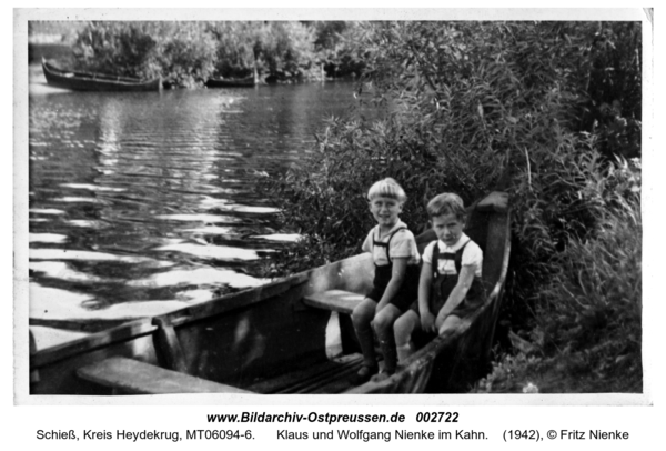 Schieß, Klaus und Wolfgang Nienke im Kahn