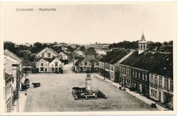 Liebemühl. Der Marktplatz mit Kriegerdenkmal