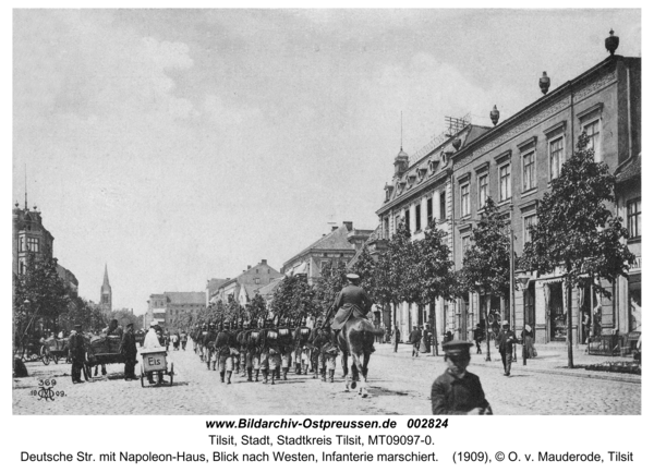 Tilsit, Deutsche Str. mit Napoleon-Haus, Blick nach Westen, Infanterie marschiert