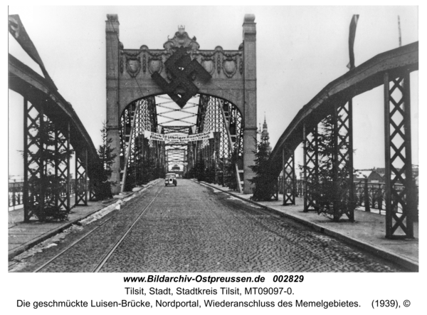 Tilsit, Die geschmückte Luisen-Brücke, Nordportal, Wiederanschluss des Memelgebietes