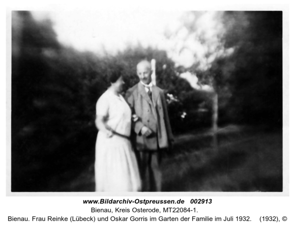 Bienau. Frau Reinke (Lübeck) und Oskar Gorris im Garten der Familie im Juli 1932