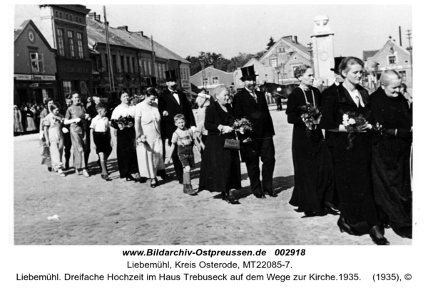 Liebemühl. Dreifache Hochzeit im Haus Trebuseck auf dem Wege zur Kirche.1935