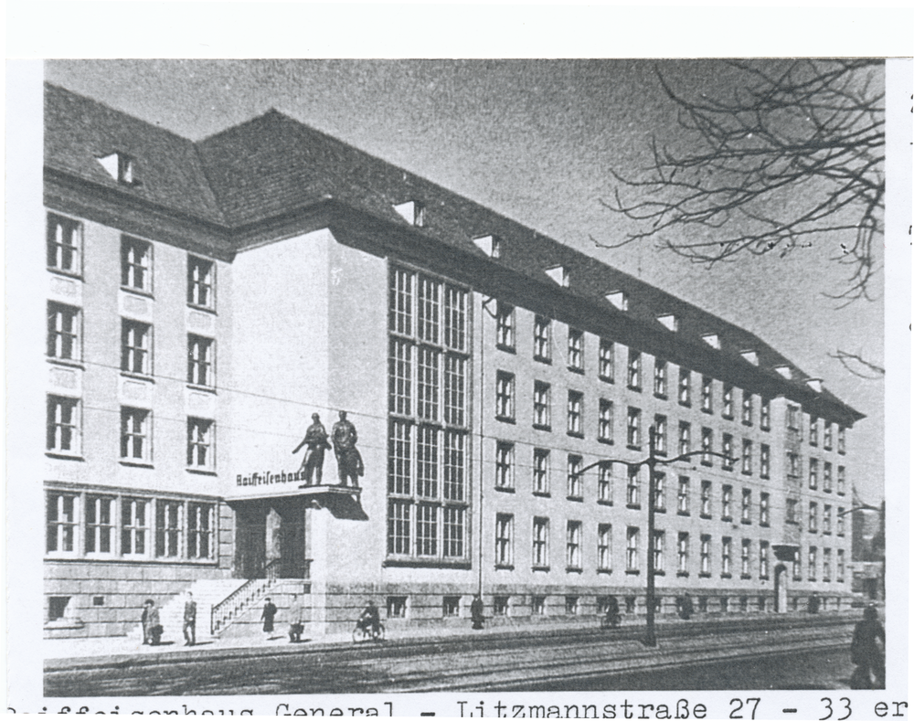 Königsberg (Pr.), General-Litzmann-Straße 27-33, Vorderhufen, Raiffeisenhaus, Bronzefiguren "Aussaat und Ernte"