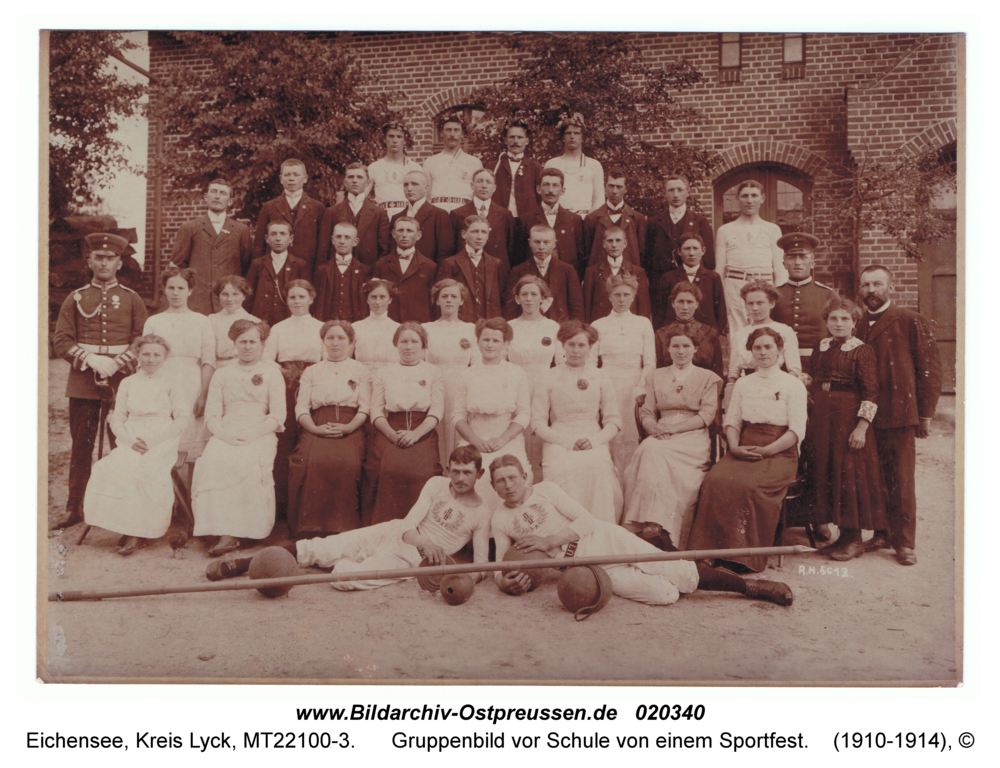 Eichensee, Gruppenbild vor Schule von einem Sportfest