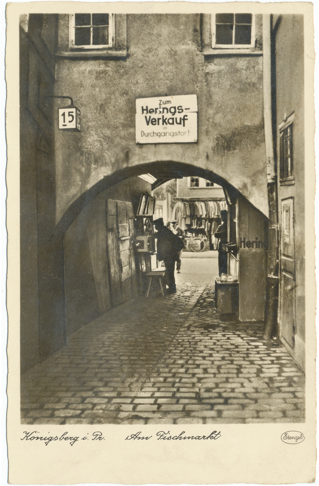 Königsberg (Pr.), Oberer Fischmarkt, Dombrückentor mit Blick in die Hökerstraße
