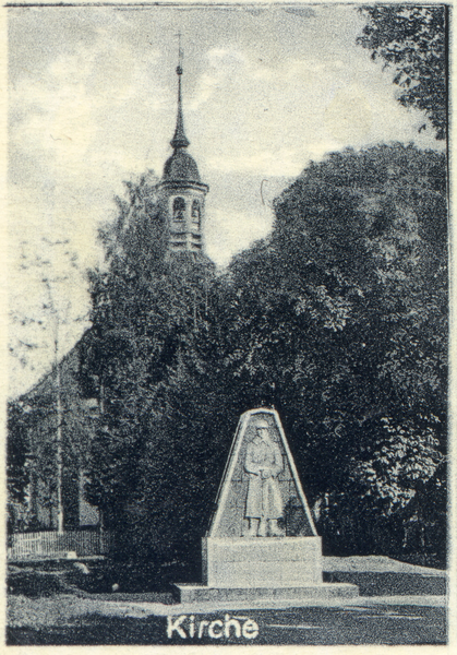 Lappienen, Kirche mit Denkmal