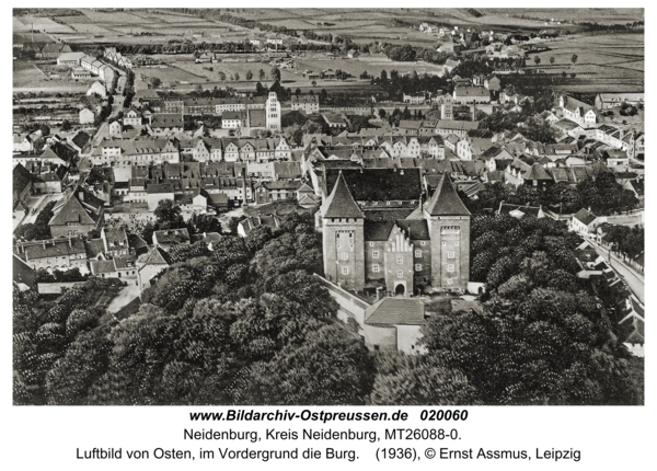 Neidenburg, Luftbild von Osten, im Vordergrund die Burg