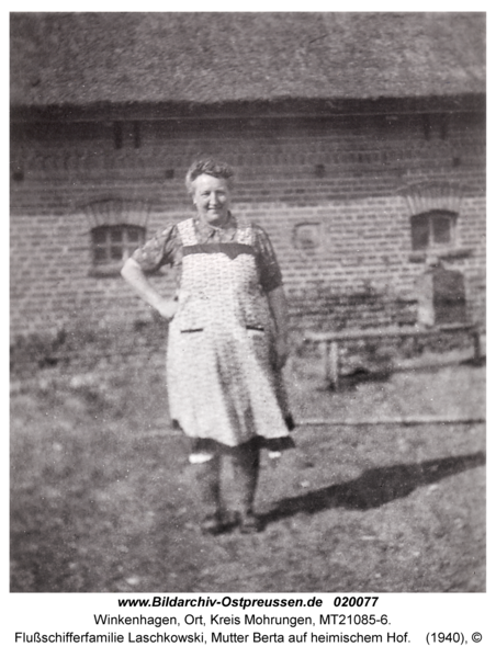 Winkenhagen, Flußschifferfamilie Laschkowski, Mutter Berta auf heimischem Hof