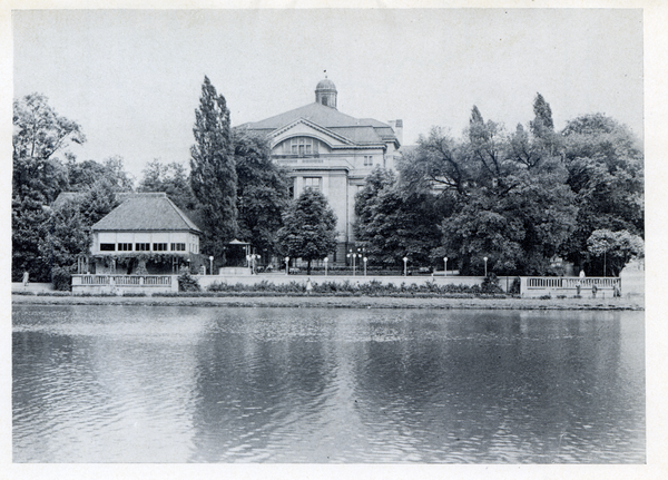 Königsberg, Schlossteich mit Stadthalle